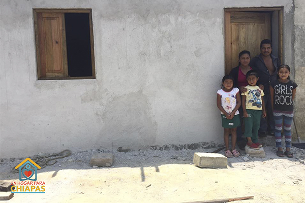 Reconstrucción de la vivienda de Armando y su familia.